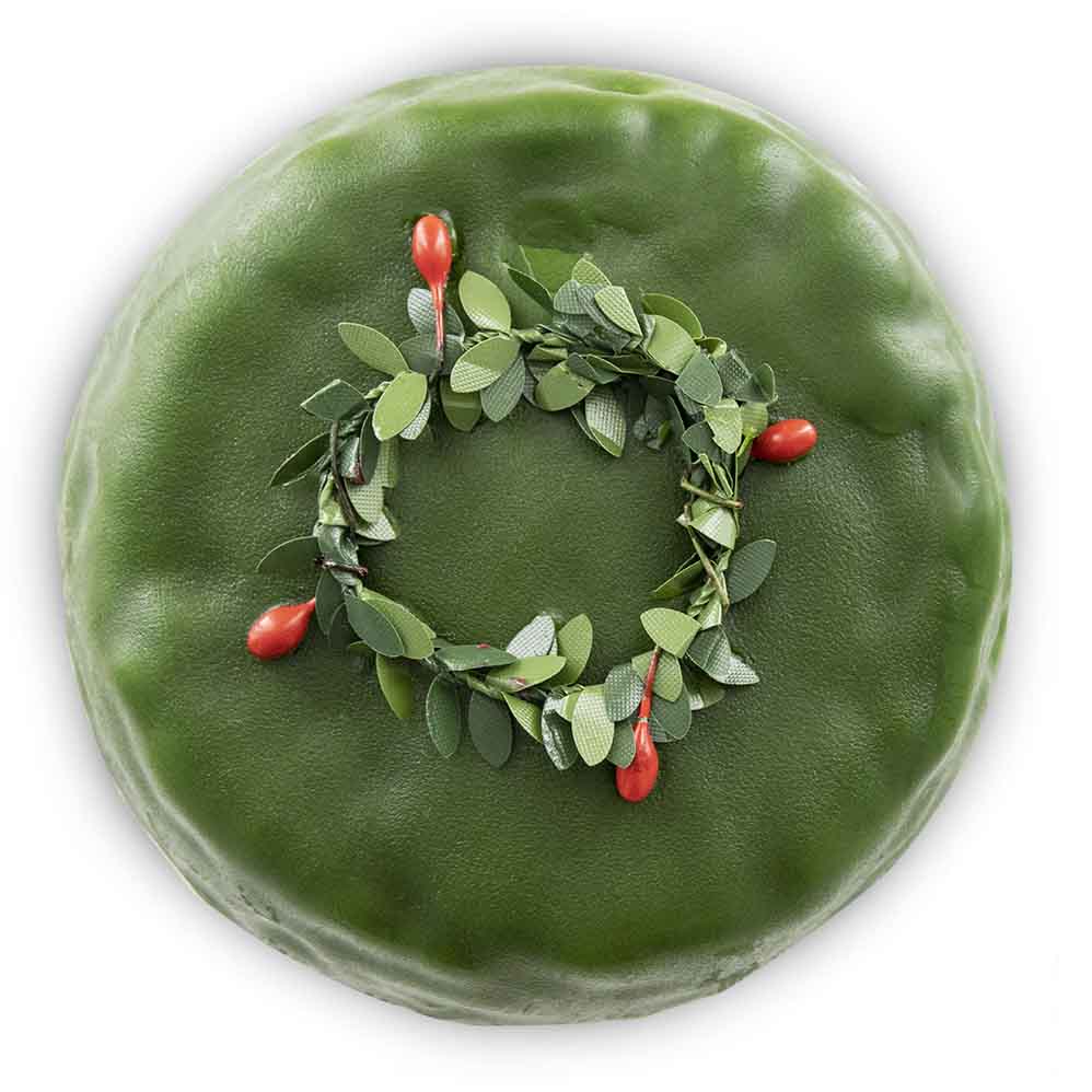 Weihnachtskäse mit Pistazien und Mandeln von oben-zoom